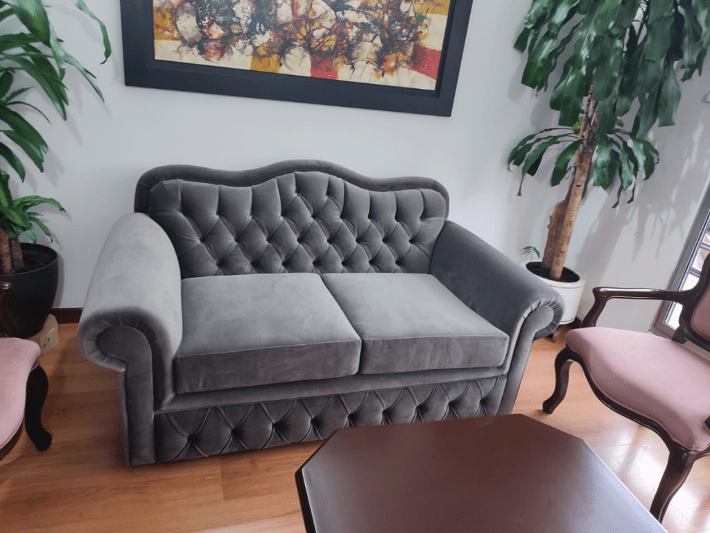 Mueble-tapizado-gris-1024x768